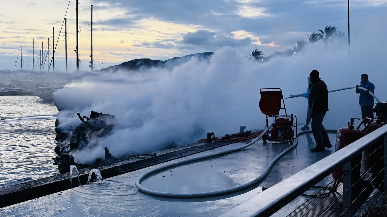 Bodrum'da marinada milyonluk tekneler alev alev yandı!