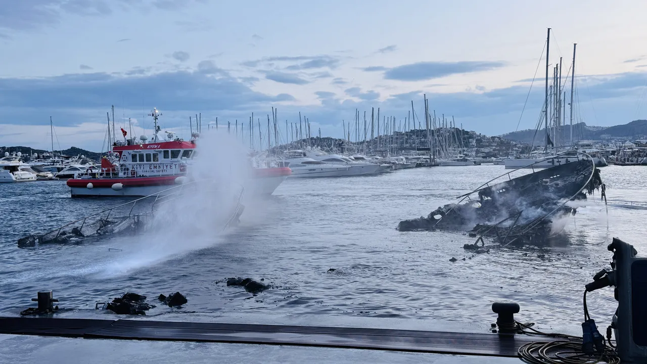 Bodrum'da marinada milyonluk tekneler alev alev yandı!