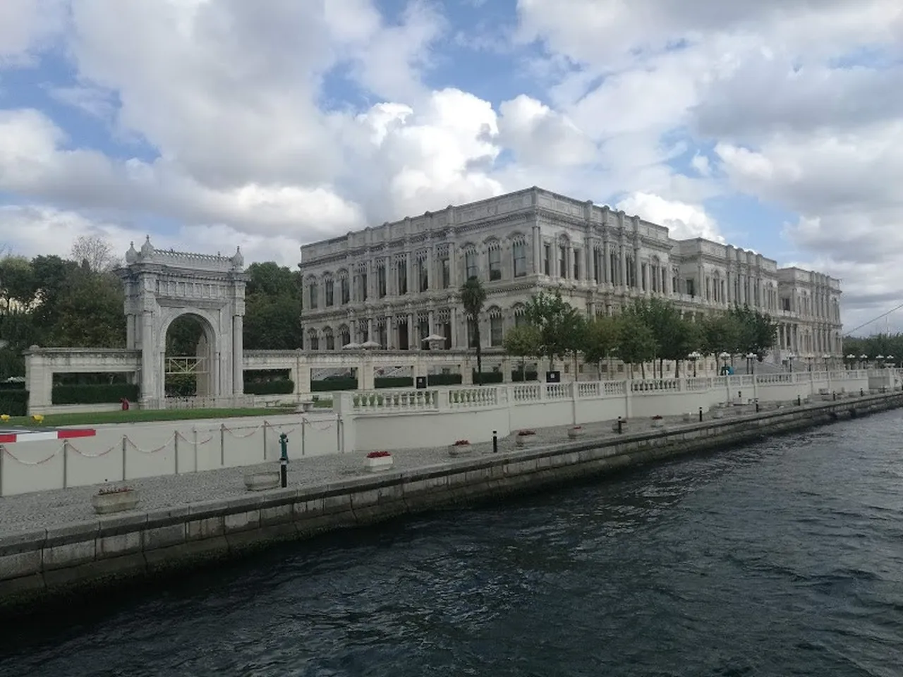 Dolmabahçe Sarayı bayramda açık mı, giriş ücretsiz mi? Topkapı, Dolmabahçe, Yıldız ve Beylerbeyi Sarayı ziyaret saatleri ve giriş ücretleri