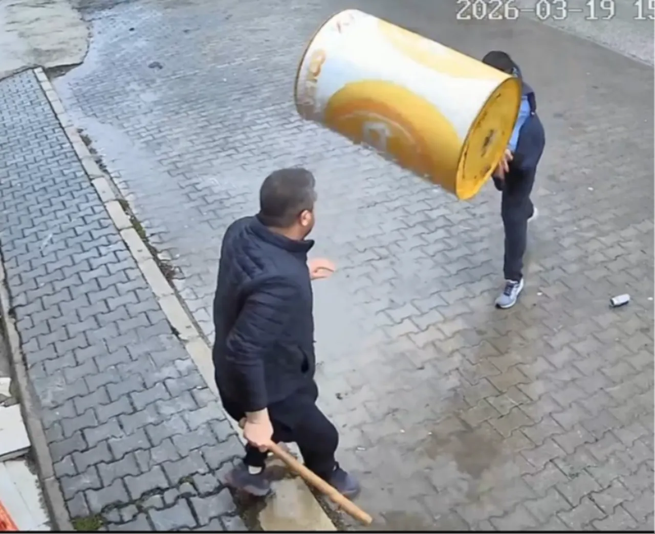 Husumetlilerin kavgasında ortalık savaş alanına döndü! Varil ve parke taşları havada uçuştu