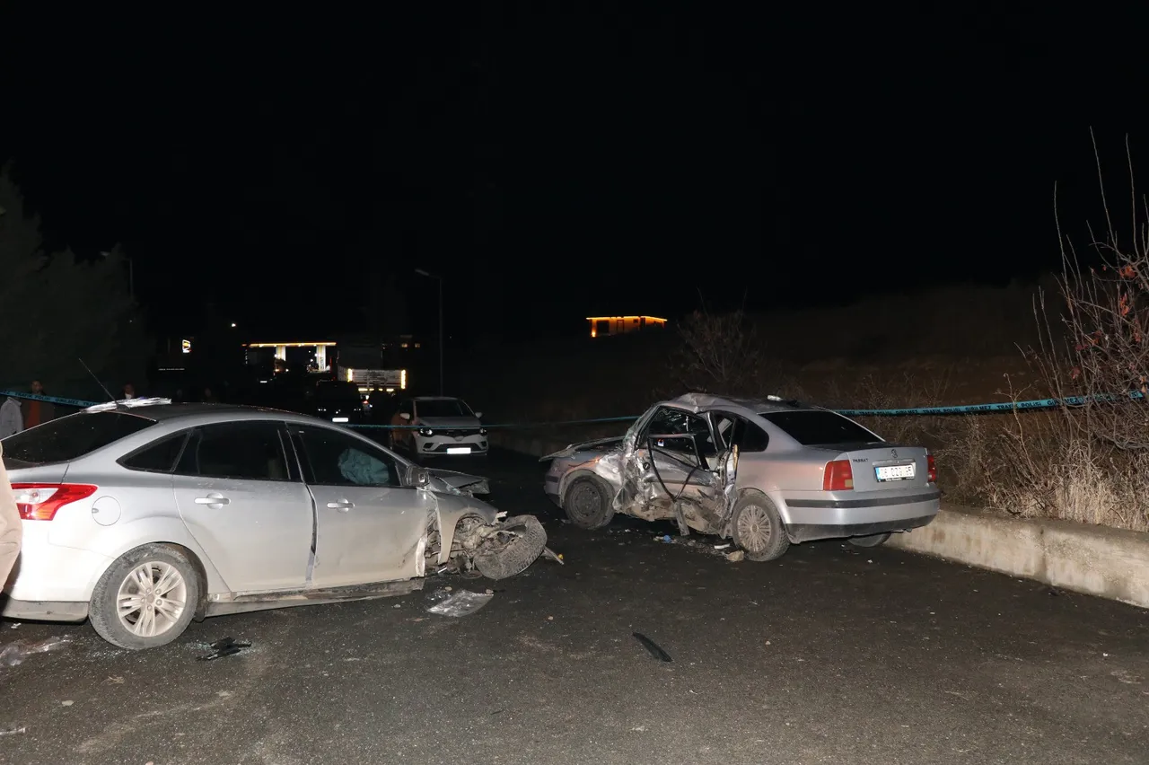 İki aracın çarpışmasında ortalık kan gölüne döndü