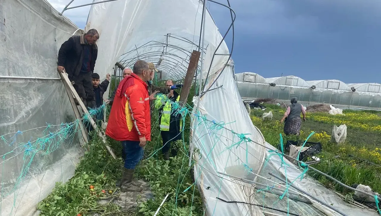 Mersinde seraları dolu ve fırtına vurdu!