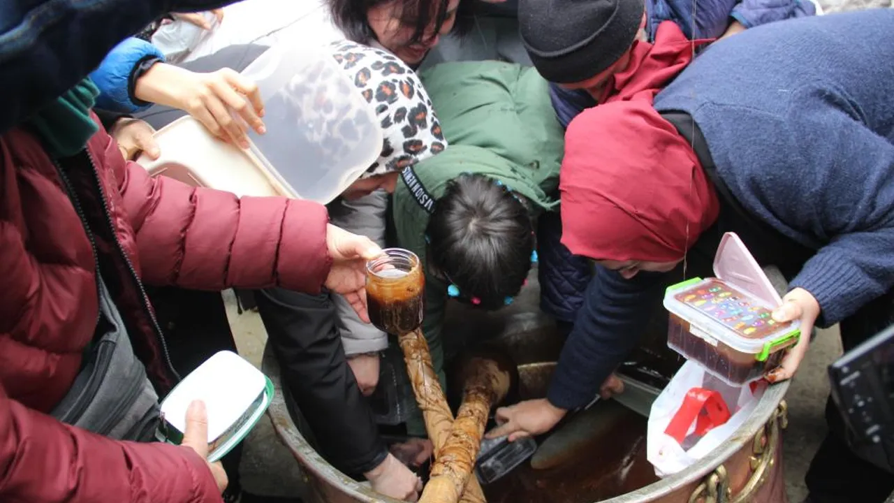 Mesir macunundan alabilmek için kazanın içine girdiler!