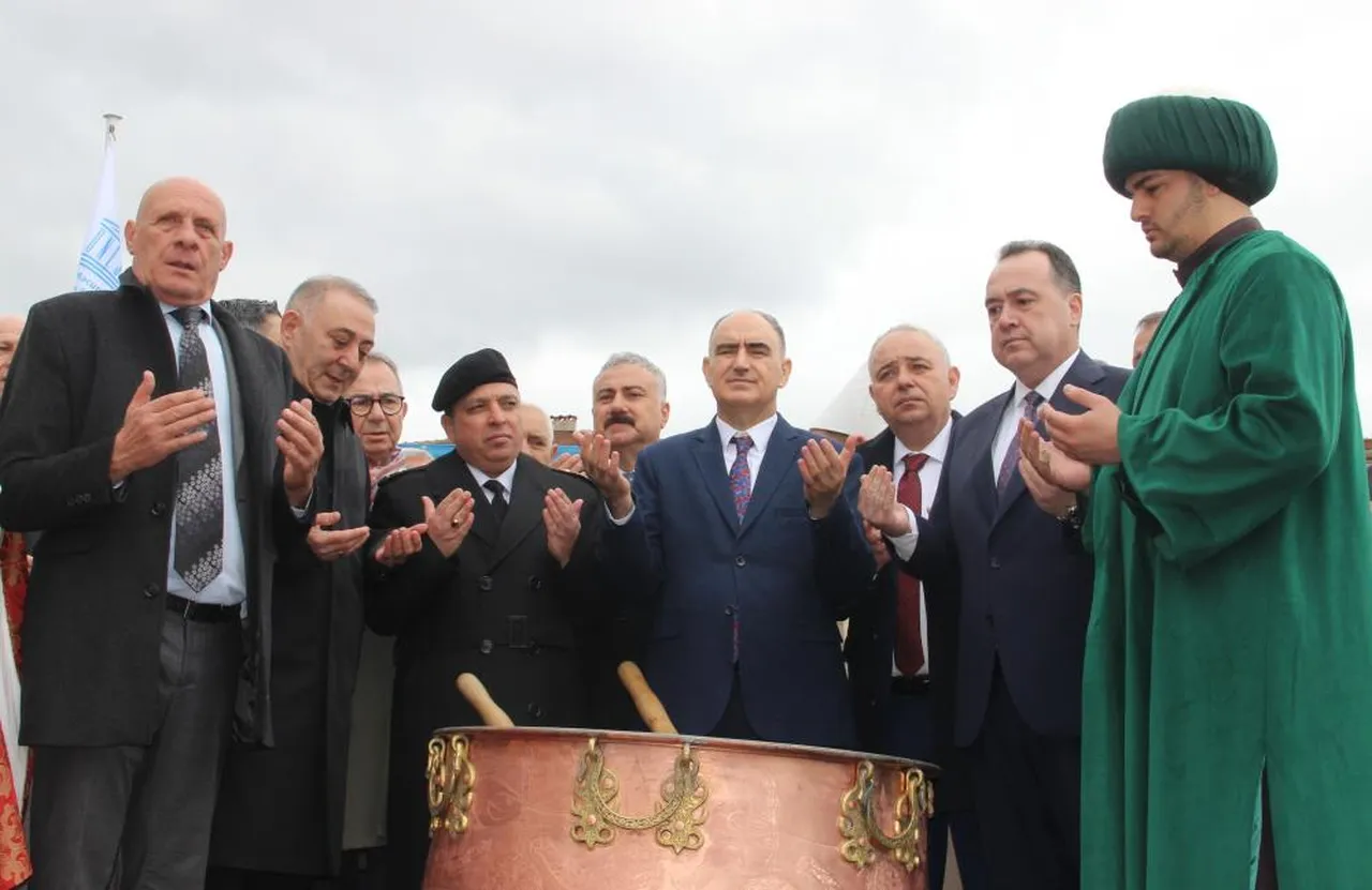 Mesir macunundan alabilmek için kazanın içine girdiler!