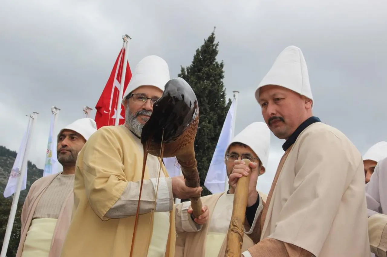 Mesir macunundan alabilmek için kazanın içine girdiler!