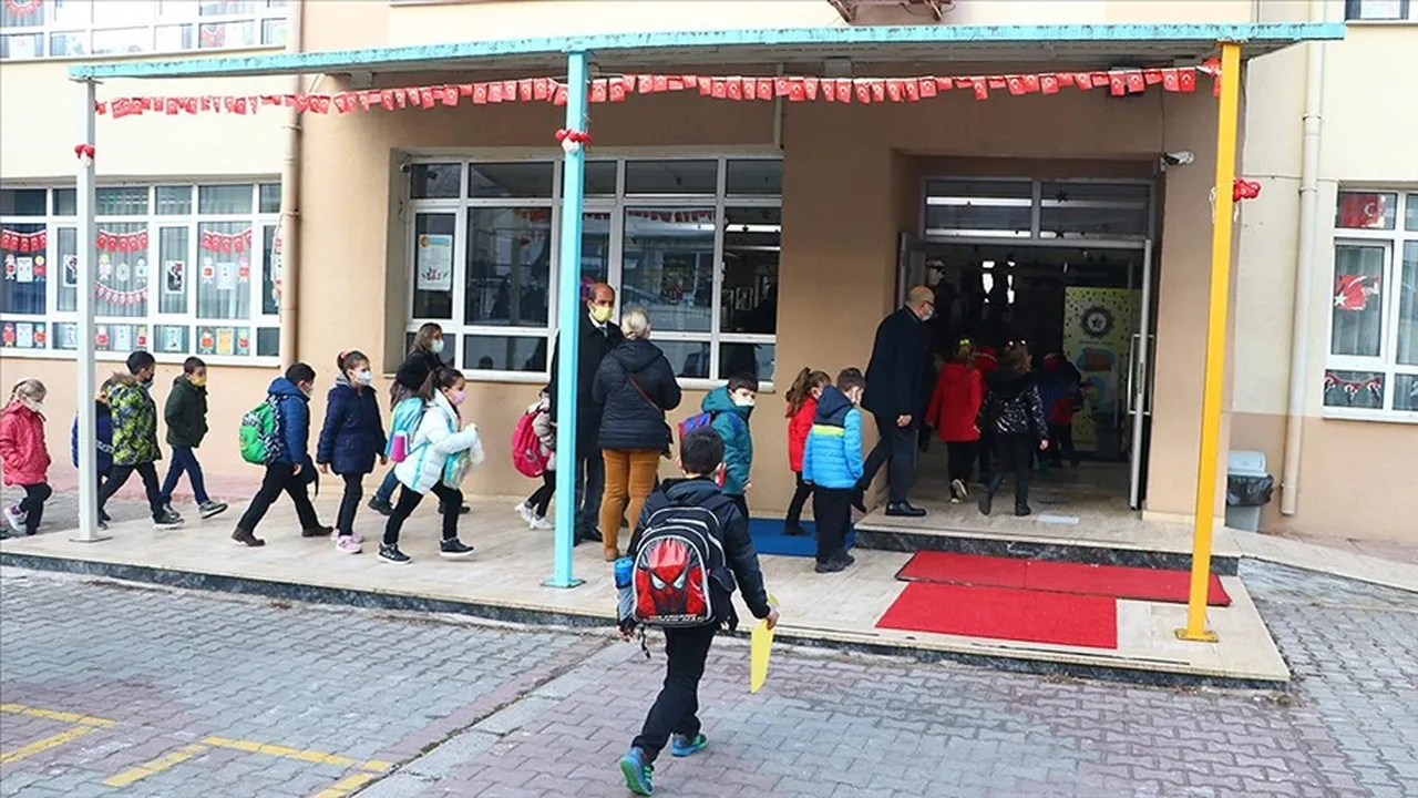 Pazartesi okul var mı, okullar ne zaman açılıyor? Bayram tatili sonrası gözler MEB takviminde!