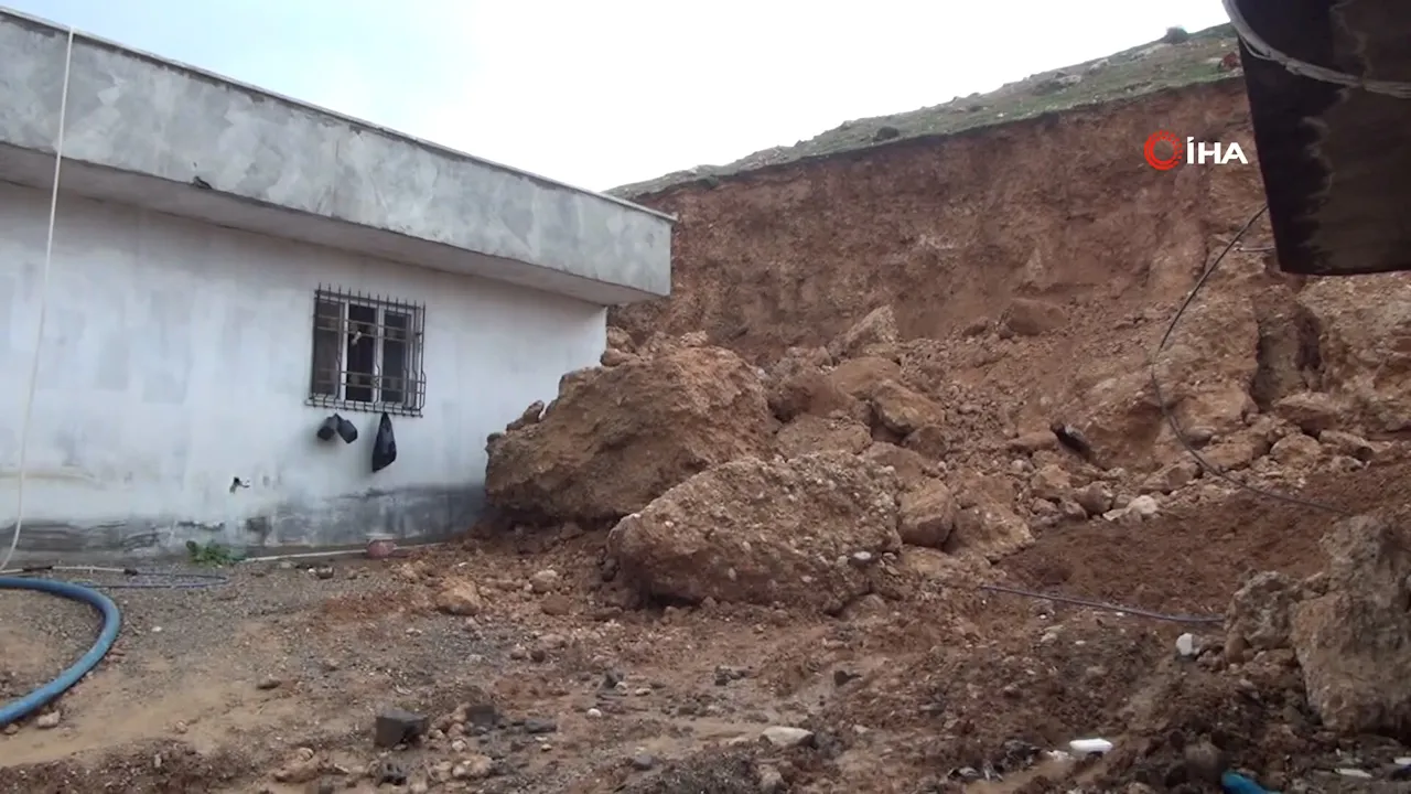 Şırnak'ta 3 ay içinde ikinci heyelan! Yamaçtan kopan dev kayalar evi yıktı