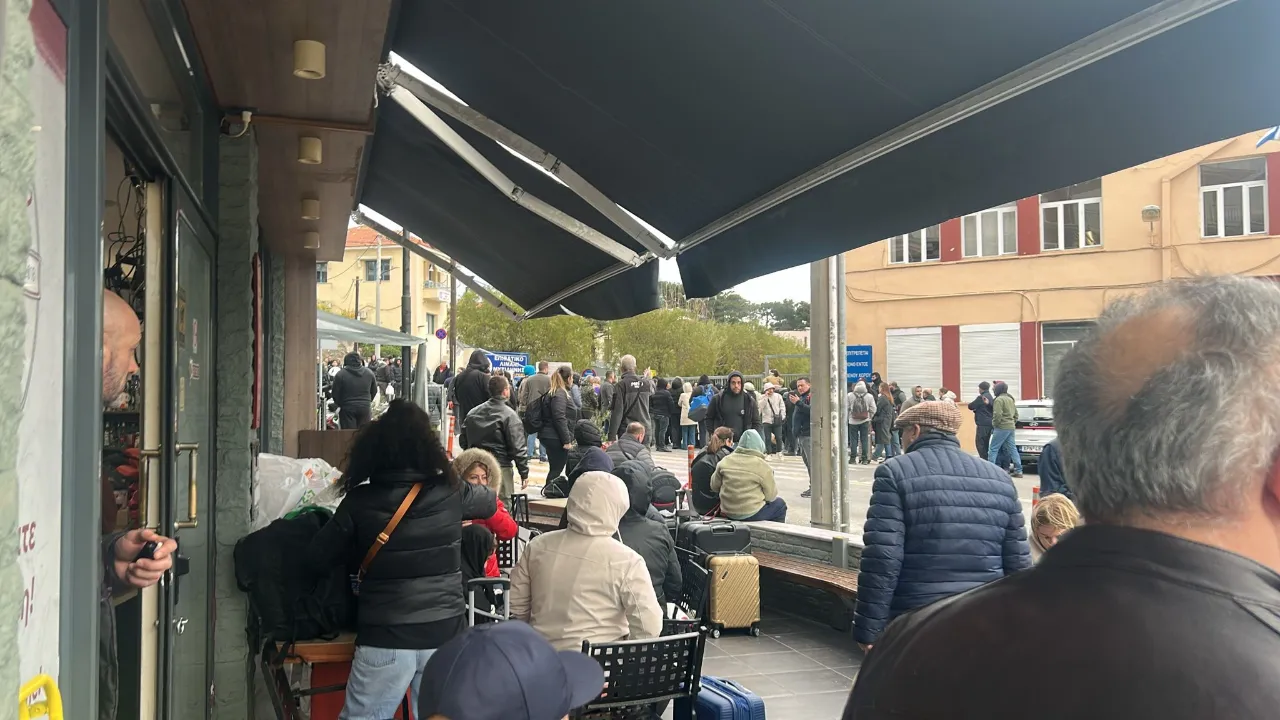 Türk tatilciler Midilli'de mahsur kaldı! Yunanistan'da grev krizi