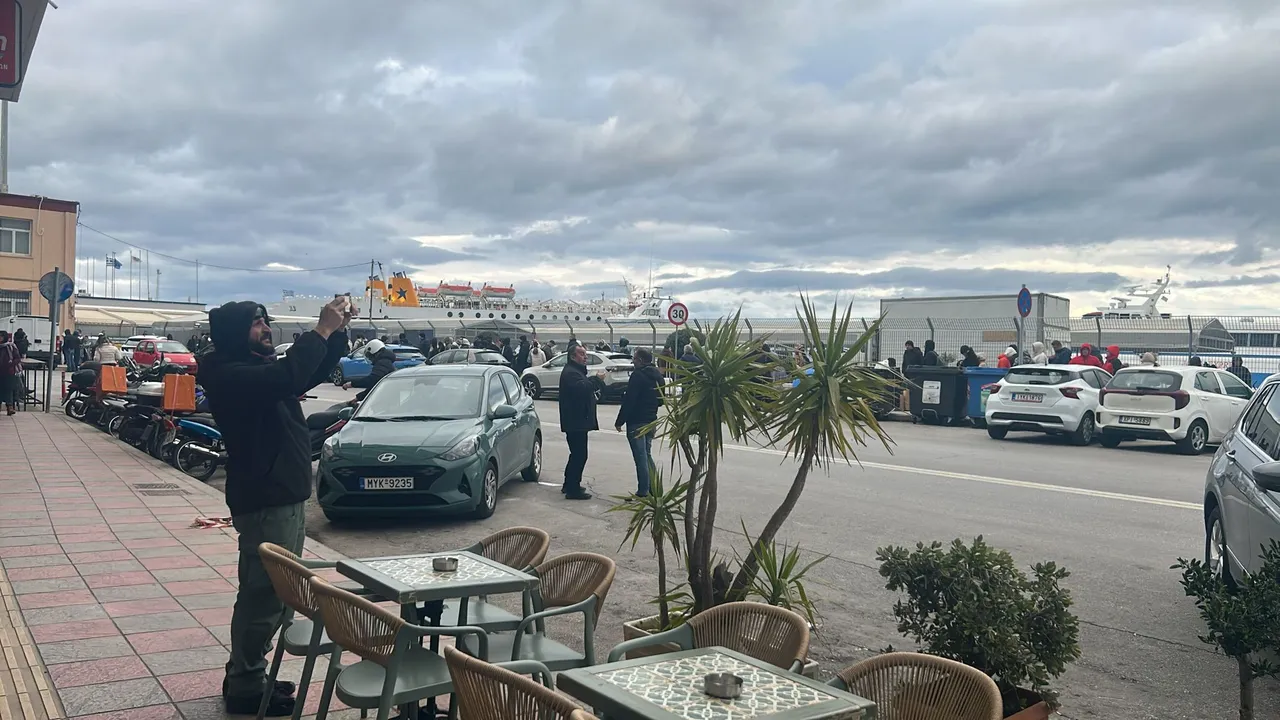 Türk tatilciler Midillide mahsur kaldı! Yunanistanda grev krizi