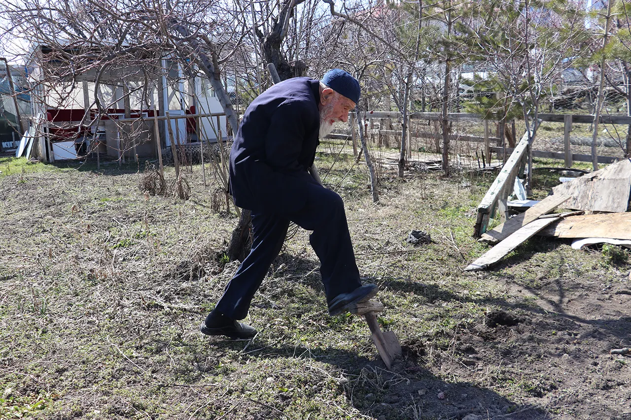 99 yaşında Kaya dede görenleri şaşırttı: Gücümü Cenab-ı Allaha borçluyum