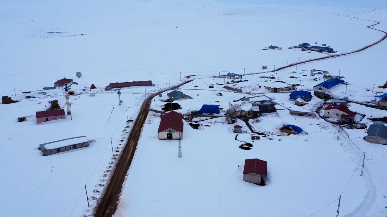 Baharı beklerken kış geldi: Kar boyu 2 metreyi aştı!