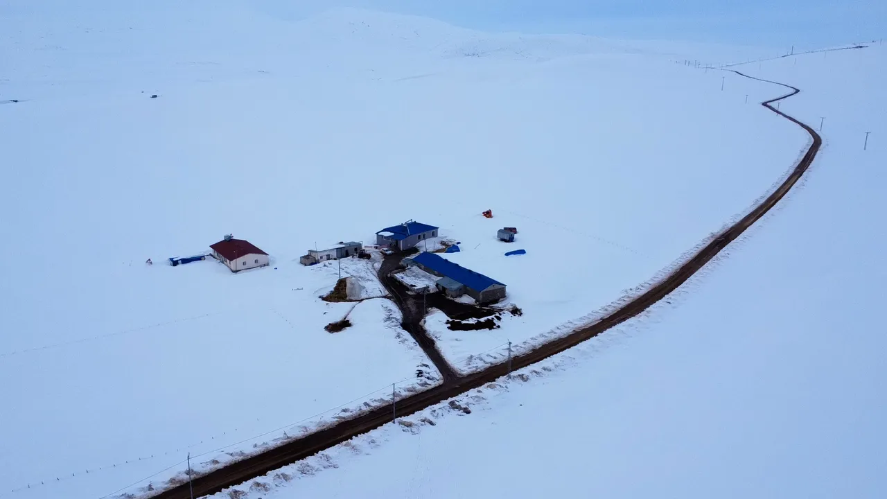 Baharı beklerken kış geldi: Kar boyu 2 metreyi aştı!