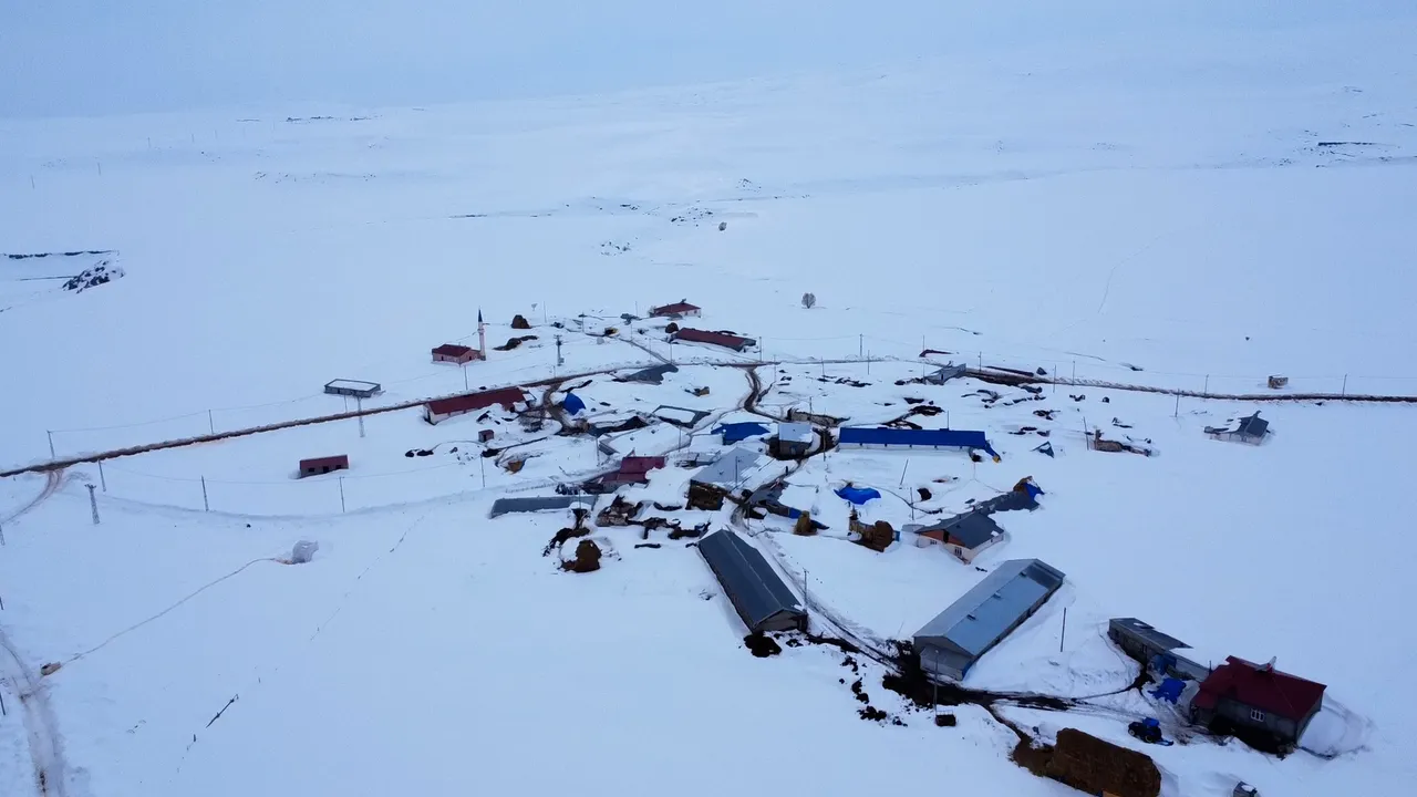 Baharı beklerken kış geldi: Kar boyu 2 metreyi aştı!
