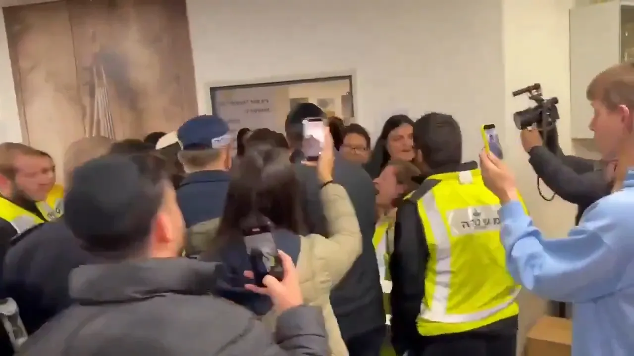 Ben-Gvir füzelerin vurduğu Arad’dan arkasına bakmadan kaçtı! Protestocular  Defon, katil  diye bağırdı