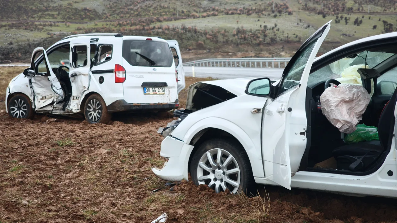 Bingöl'de hafif ticari araç ile otomobil çarpıştı: 13 kişi yaralandı