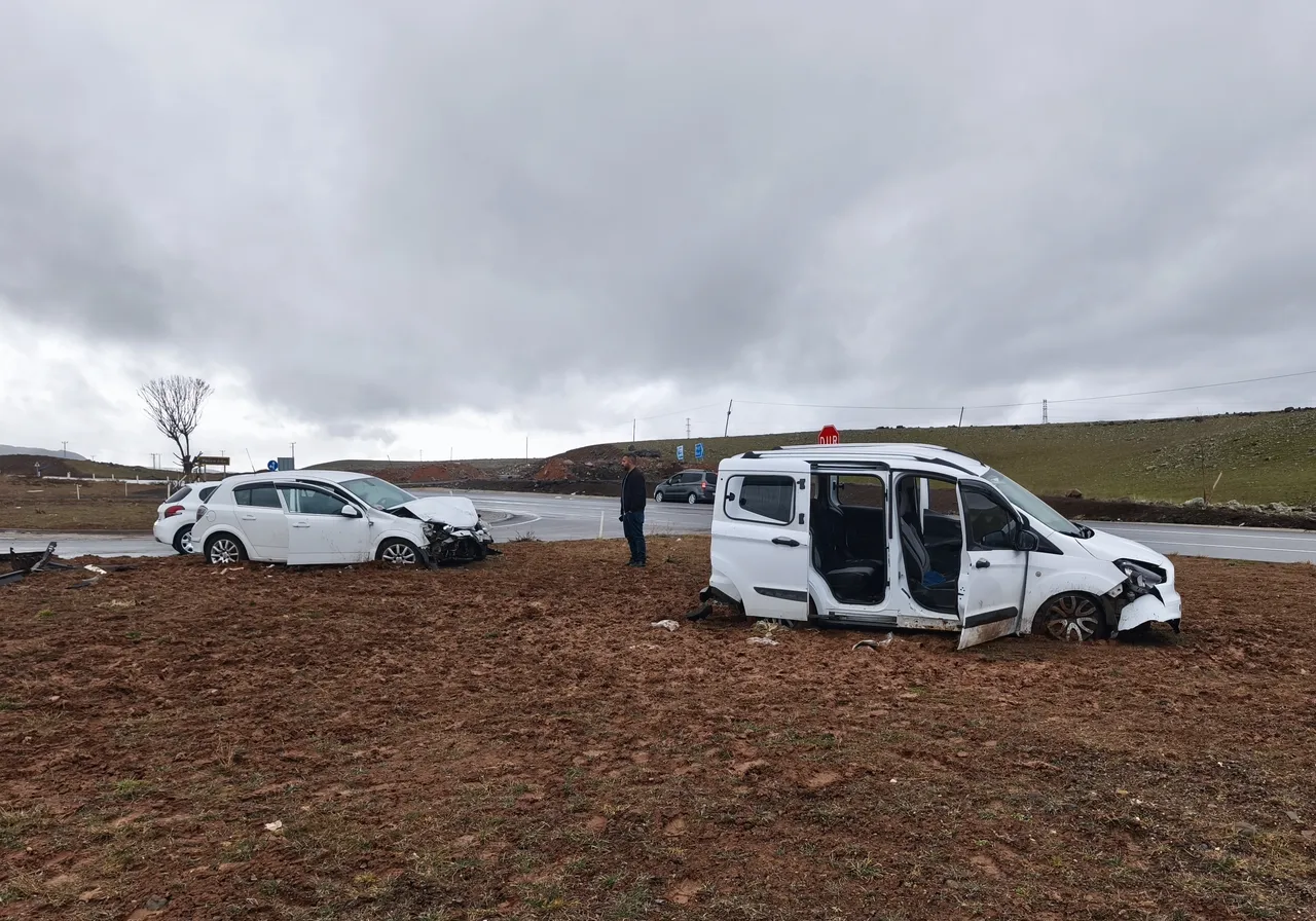 Bingöl'de hafif ticari araç ile otomobil çarpıştı: 13 kişi yaralandı