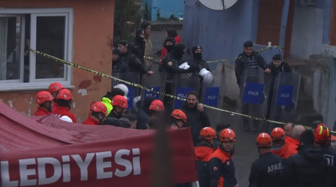 "Bomba patladı sandık!" Fatih'te 2 binayı enkaza çeviren faciada mahalleli dehşeti anlattı