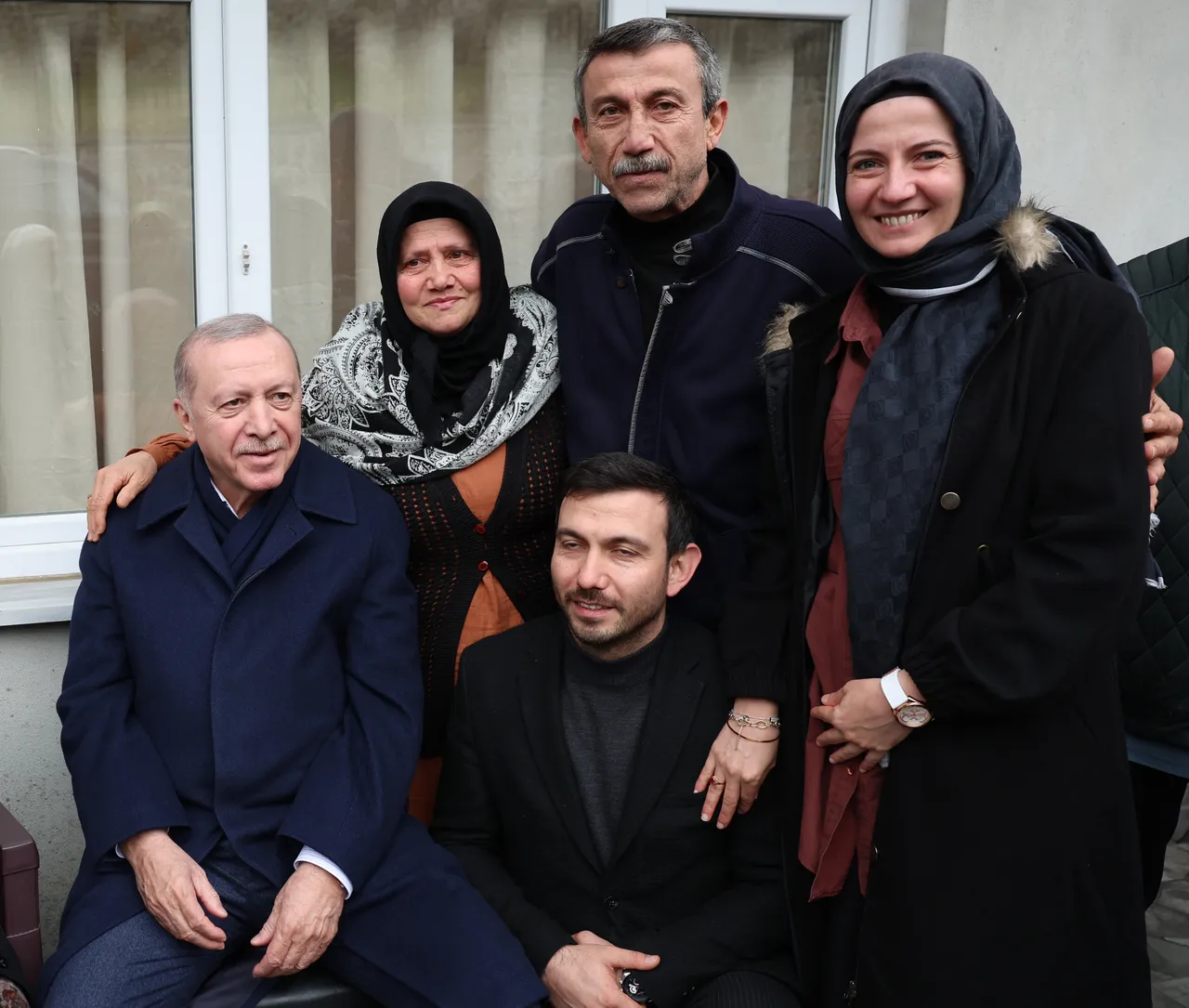 Cumhurbaşkanı Erdoğan, memleketi Rize'de komşularıyla bayramlaştı