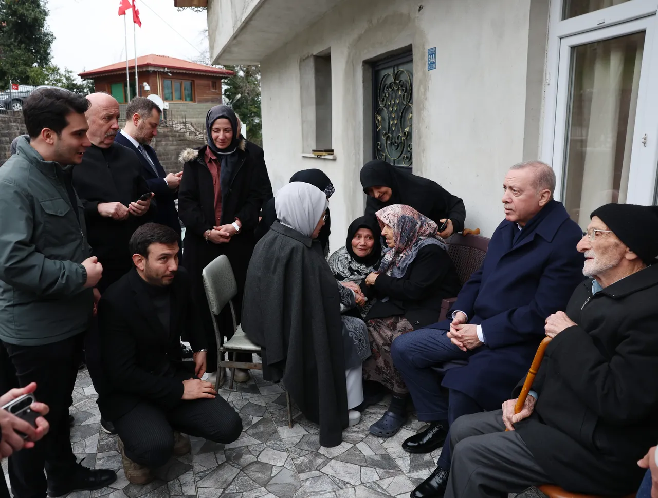 Cumhurbaşkanı Erdoğan, memleketi Rize'de komşularıyla bayramlaştı