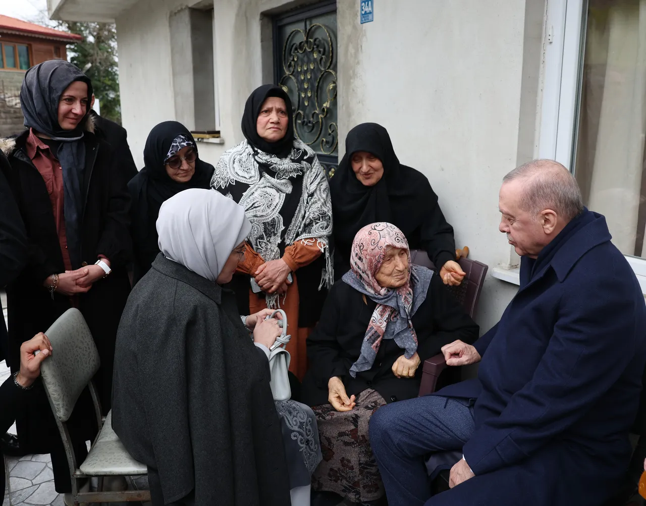 Cumhurbaşkanı Erdoğan, memleketi Rize'de komşularıyla bayramlaştı