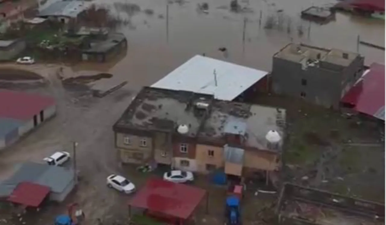 Dereler taştı, mahalle sular altında! Barajdan su tahliyesi başladı