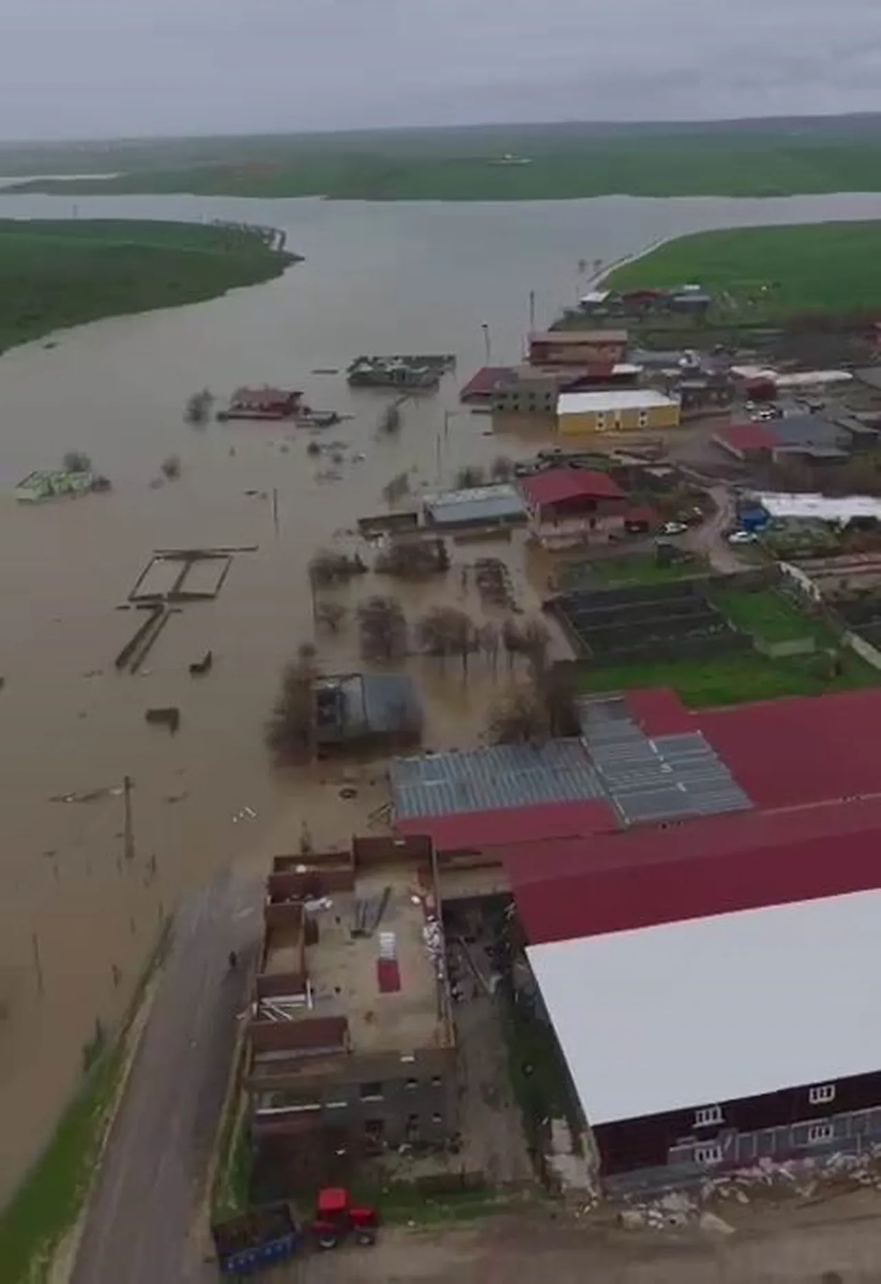 Dereler taştı, mahalle sular altında! Barajdan su tahliyesi başladı