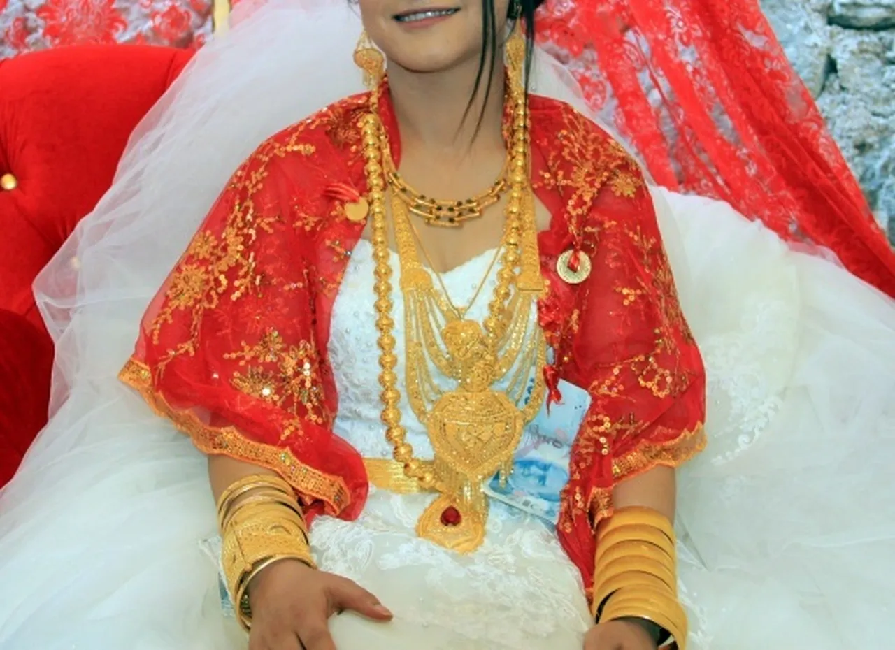 Düğünde taktığı altın geri gelmeyince icrayla aldı! Kuyumcu fişi ve düğün videosu artık delil