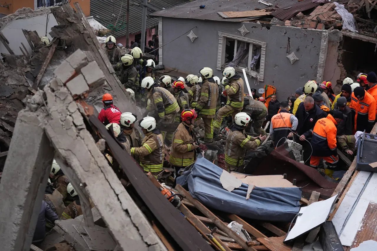 Fatih'te bina neden çöktü, ölü veya yaralı var mı? Son dakika Valilik açıklama yaptı!
