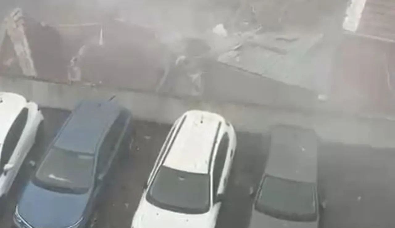 Fatih'te çöken binadan dumanların yükseldiği anlar kameraya yansıdı