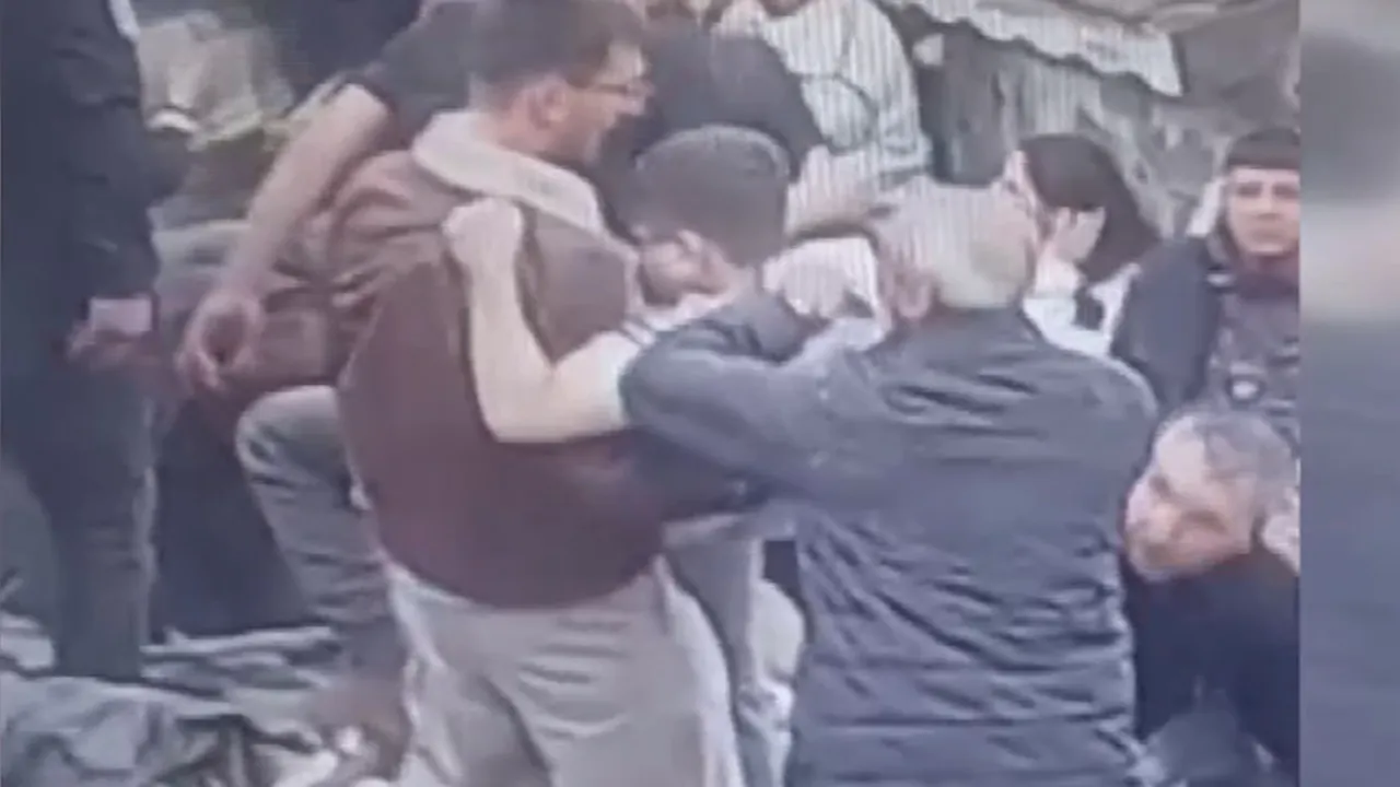 Fatih'te iki gecekondu birden çöktü! Enkaz altındaki yaralı böyle kurtarıldı