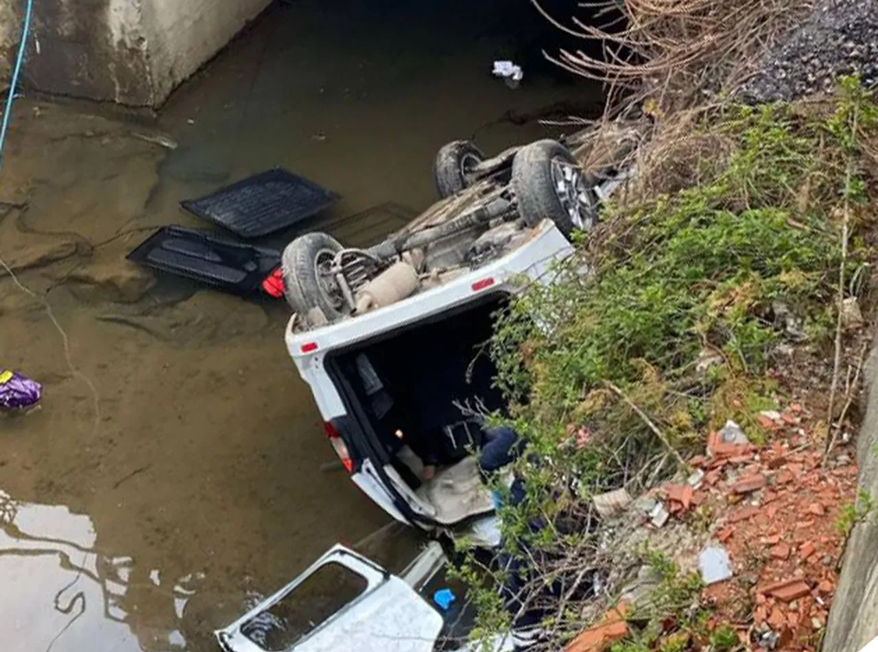 Giresunda dereye devrilen araçta can pazarı! 3 kişi öldü