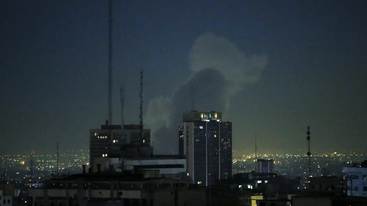 Gökyüzüne dumanlar yükseldi! Tahran saldırı altında