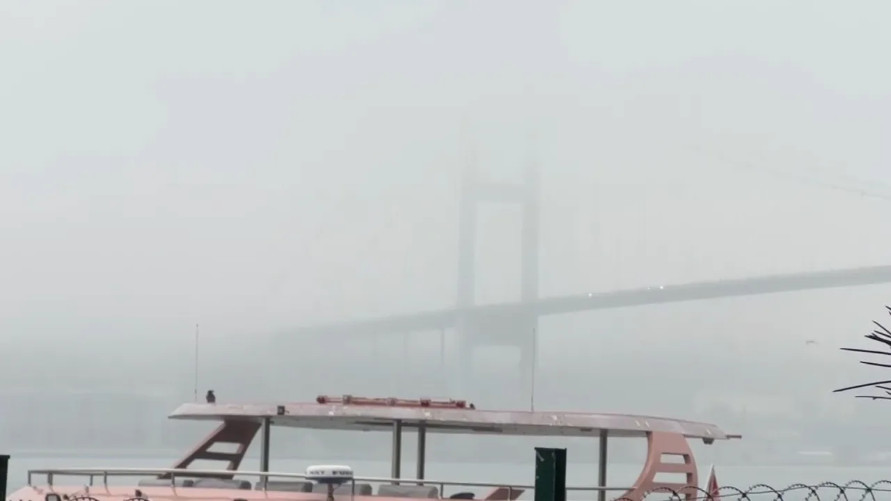 Göz gözü görmedi! İstanbul sis bulutuyla kaplandı
