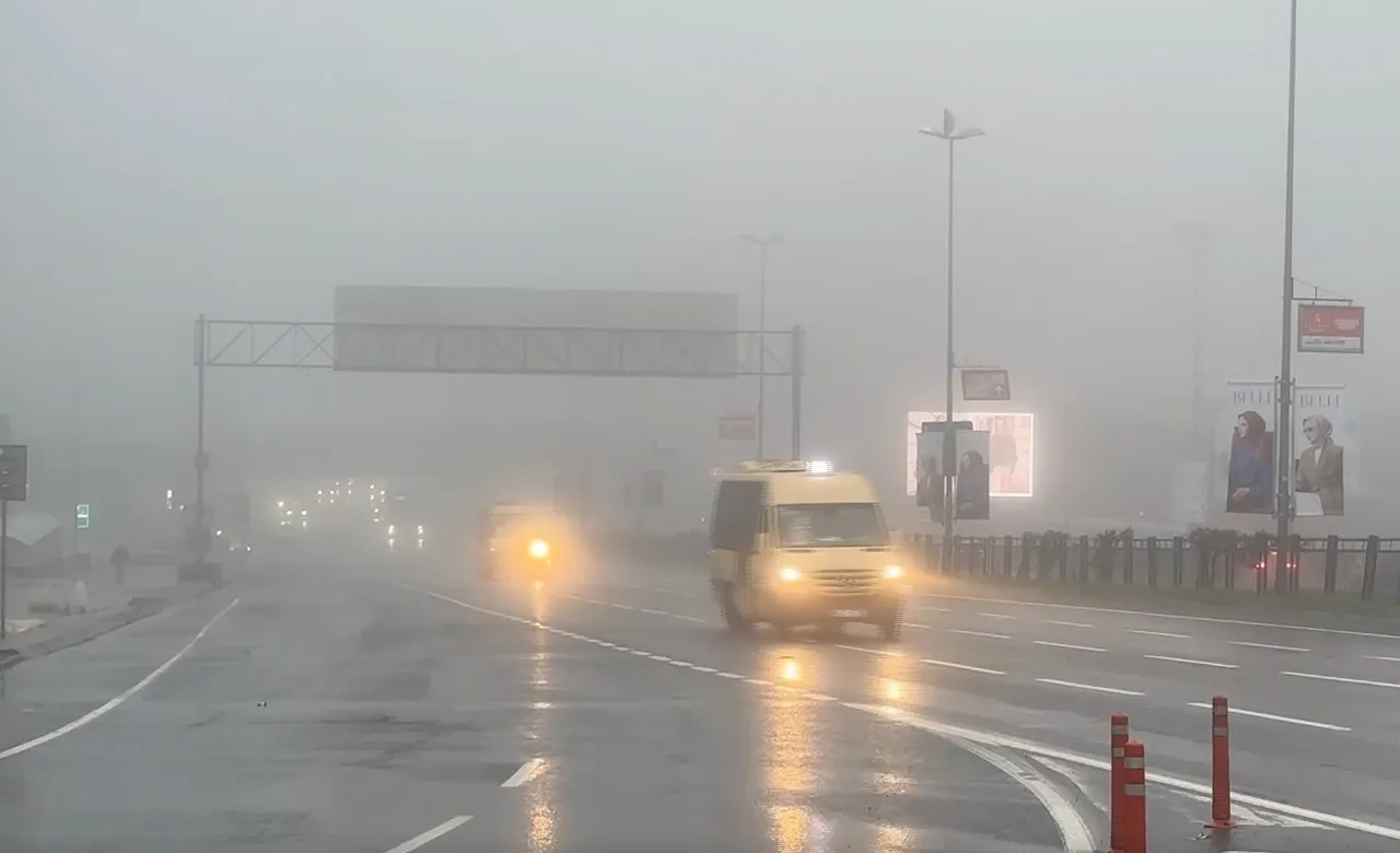 Göz gözü görmedi! İstanbul sis bulutuyla kaplandı