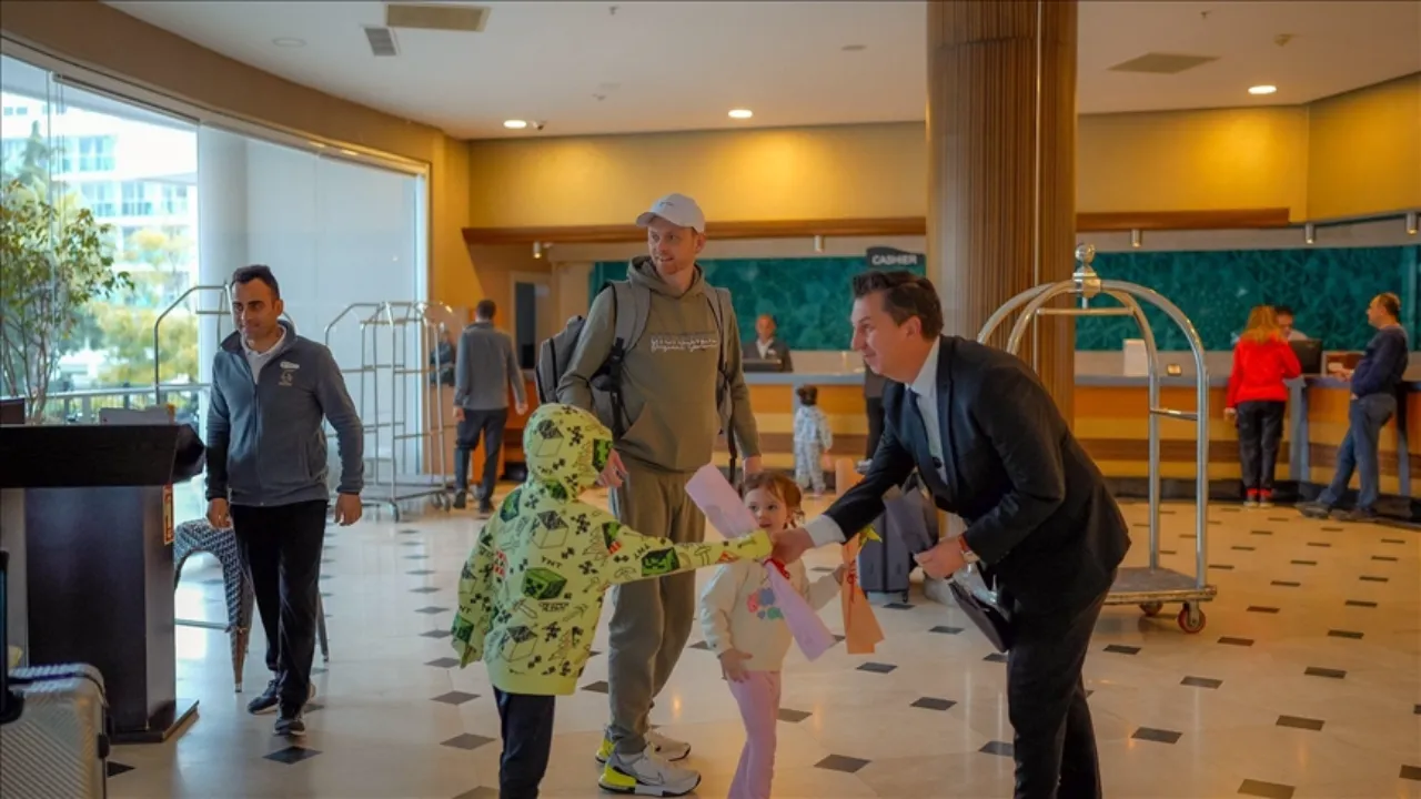 İlk kafile geldi! Marmaris'te turizm sezonu açıldı 