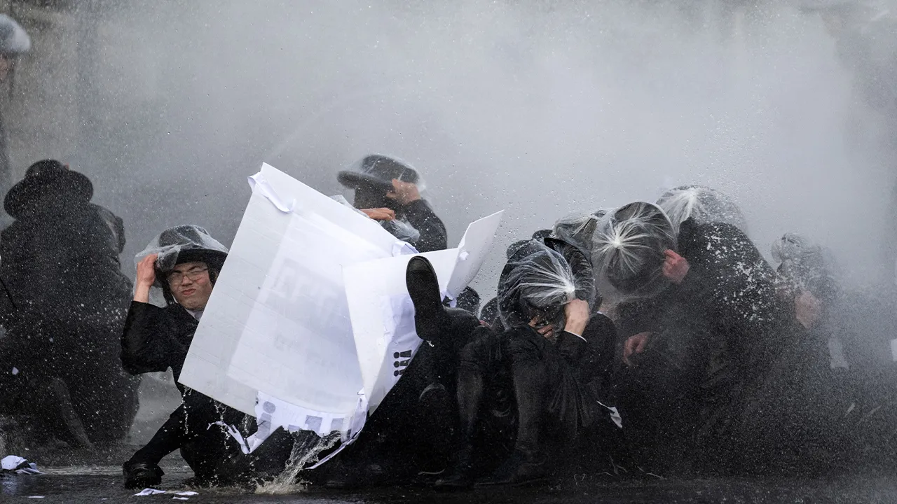 İsrail sokakları karıştı... Haredi Yahudileri polisle çatıştı
