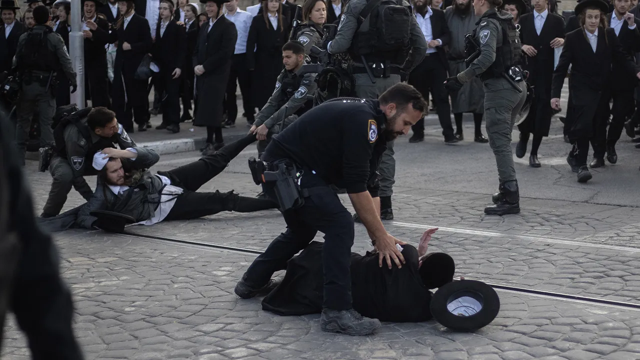 İsrail sokakları karıştı... Haredi Yahudileri polisle çatıştı