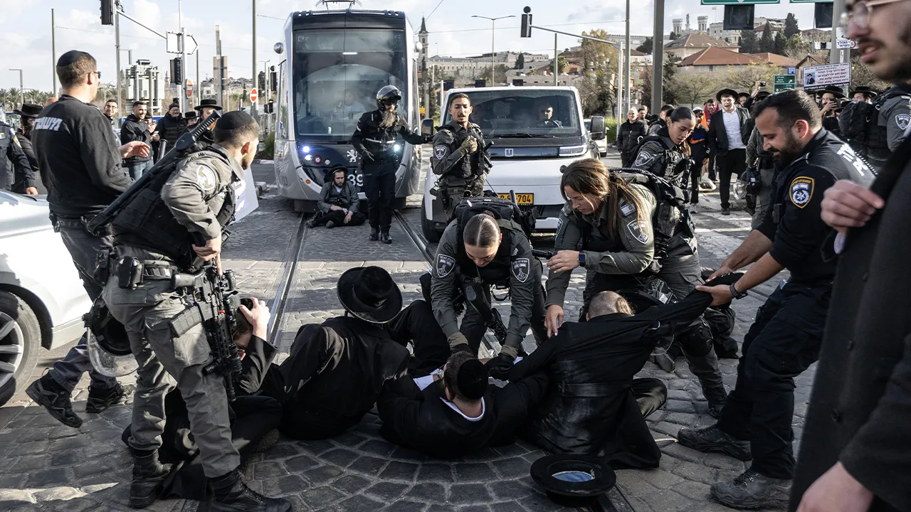 İsrail sokakları karıştı... Haredi Yahudileri polisle çatıştı