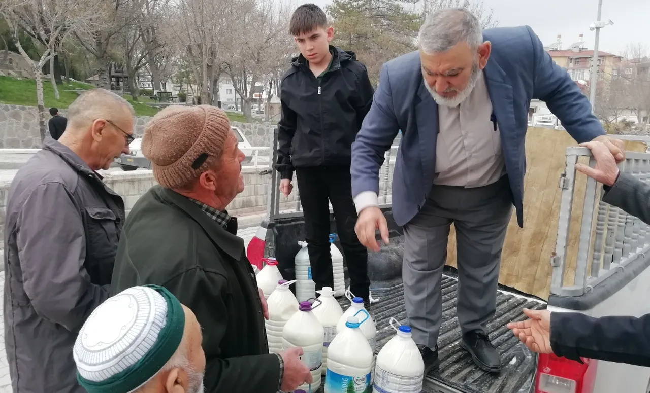 Kapı kapı gezdi, 20 ton süt dağıttı: Malım eksilmiyor aksine çoğalıyor!