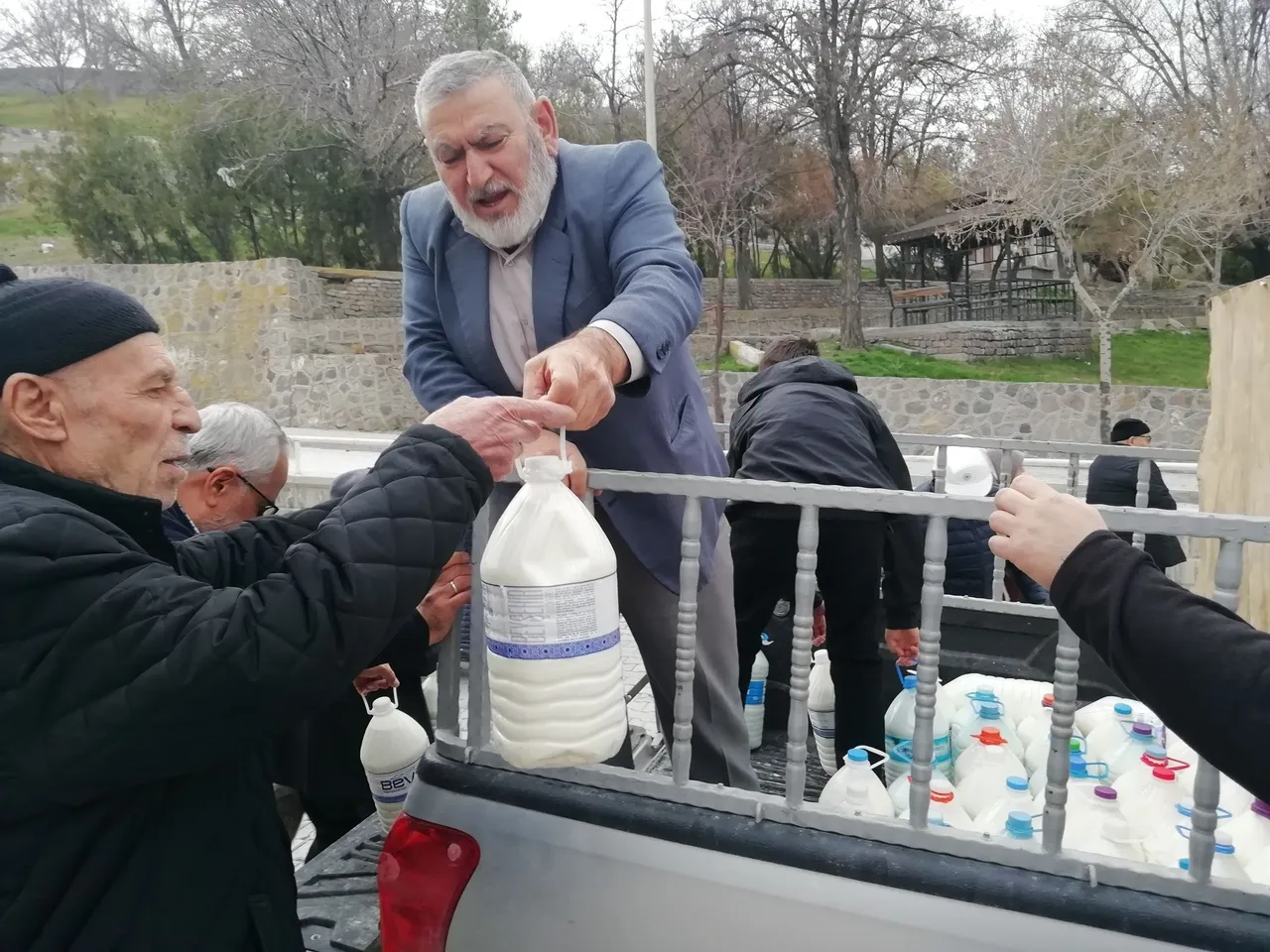Kapı kapı gezdi, 20 ton süt dağıttı: Malım eksilmiyor, aksine çoğalıyor!