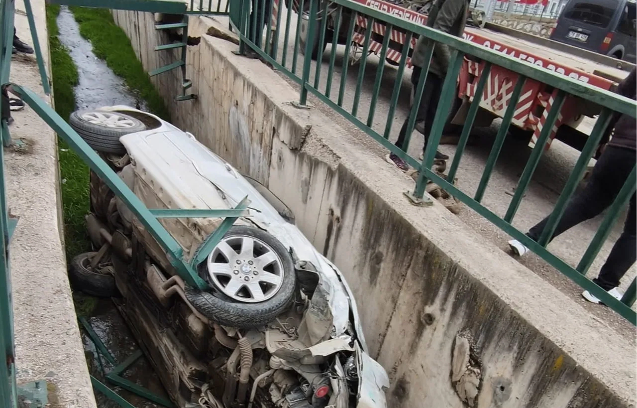 Karabük'te alkollü ve ehliyetsiz sürücü park halindeki araçlara çarpıp kanala uçtu