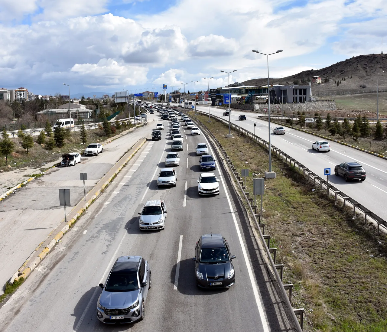 Kilit kavşak ta tatilcilerin dönüş trafiği! İstanbul yolunda ise ağır vasıtalara yasak