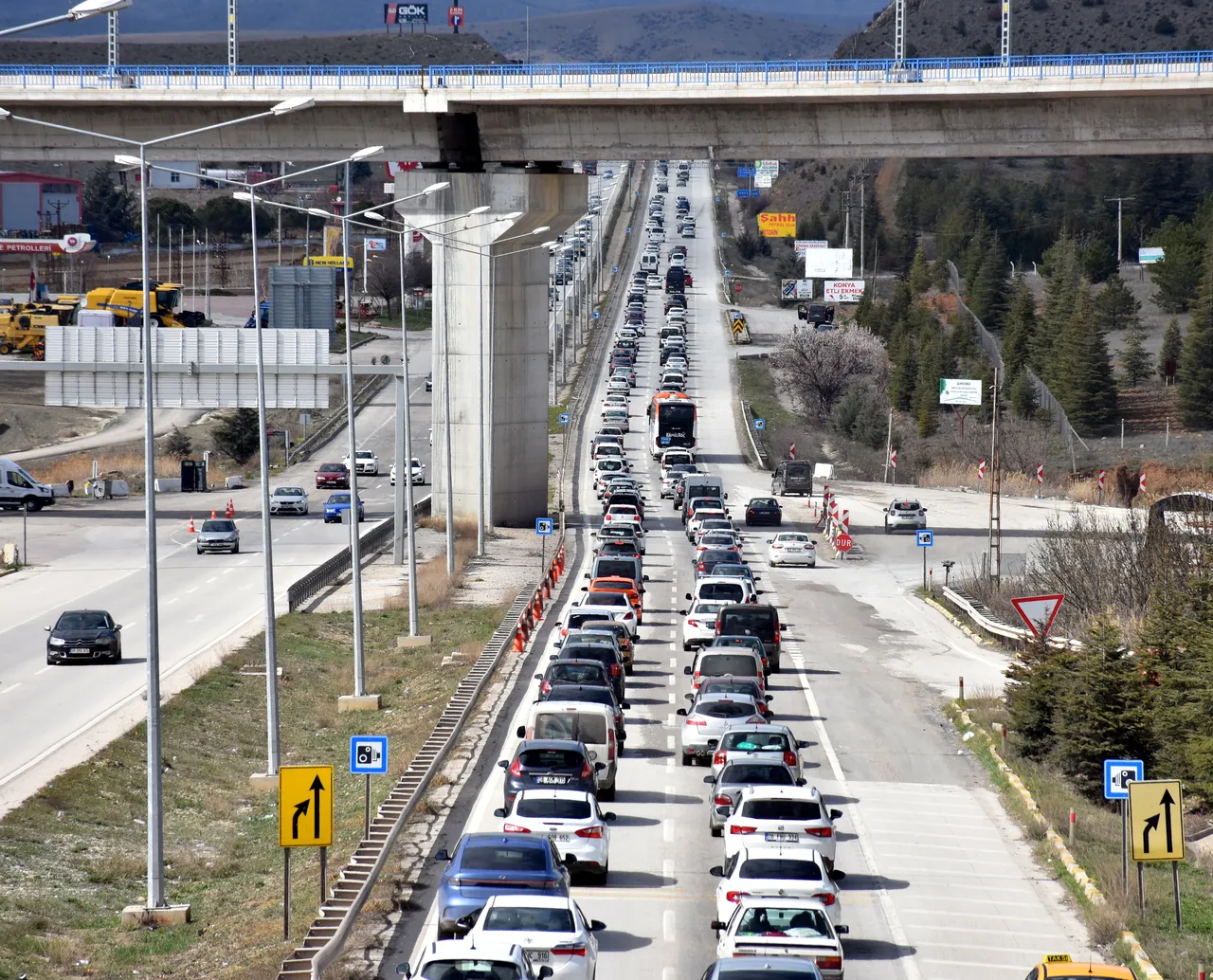 Kilit kavşak ta tatilcilerin dönüş trafiği! İstanbul yolunda ise ağır vasıtalara yasak