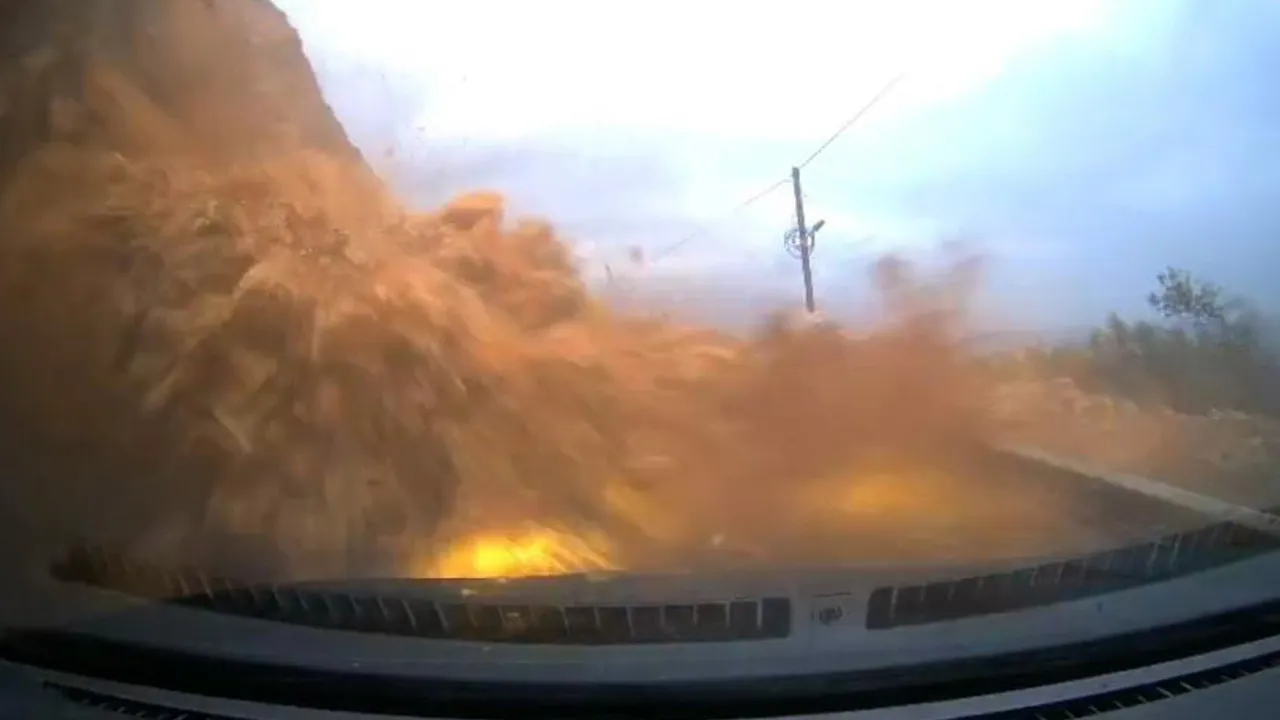 Mersin'de korku dolu anlar: Heyelan saniye saniye araç kamerasında!