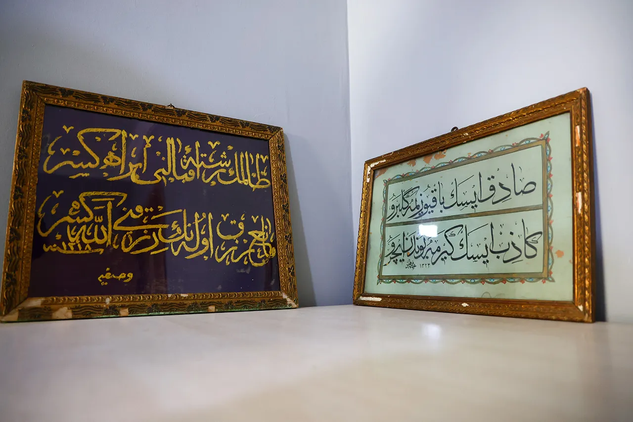 Osmanlı kadınlarının altın sırma işlemeleri dikkat çekti! Asırlık levhada ibret dolu mesaj