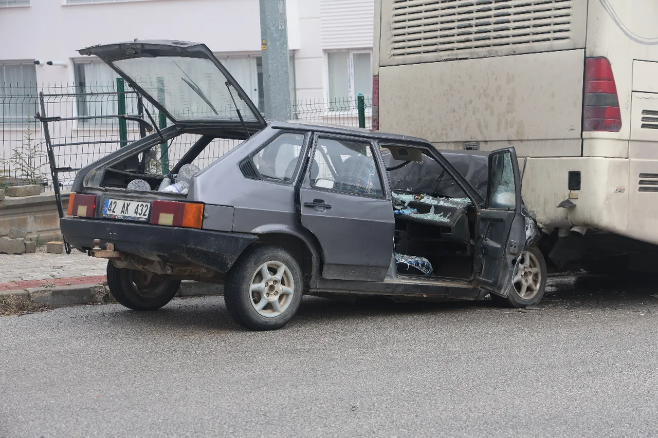 Otomobil park halindeki otobüse çarptı! Sürücünün durumu ağır