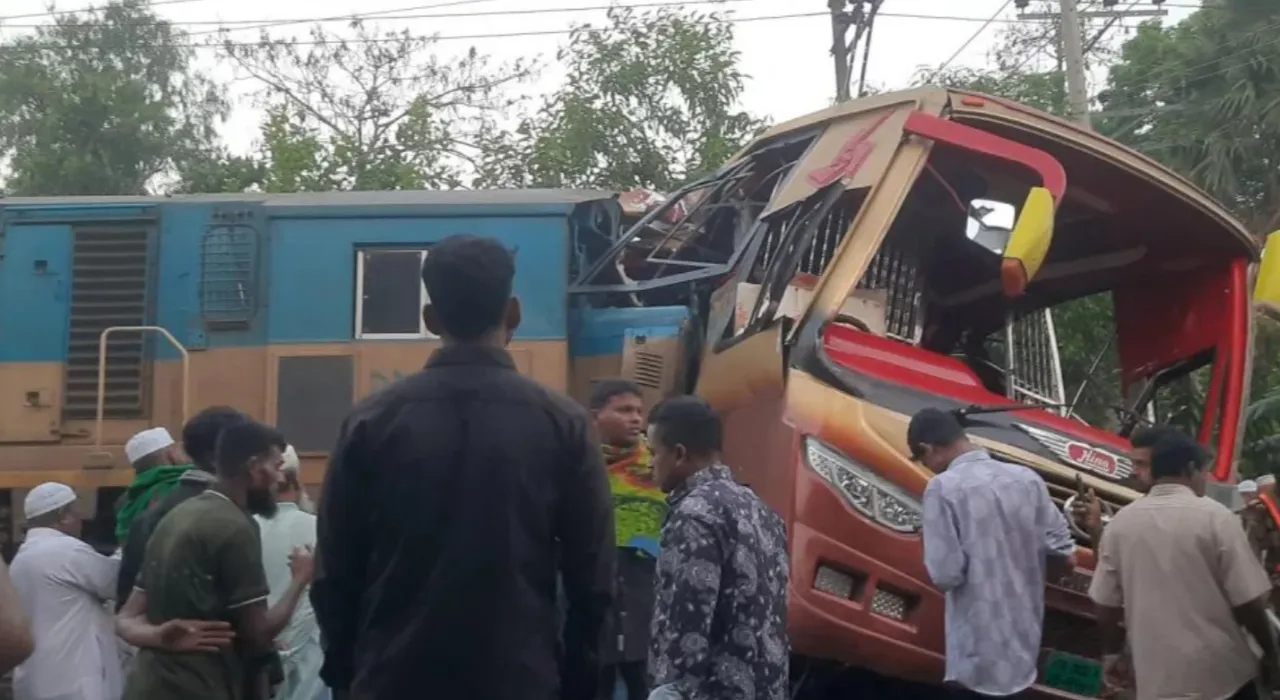 Ülkeyi kahreden kaza! Tren, otobüsü parçaladı: Çok sayıda ölü var