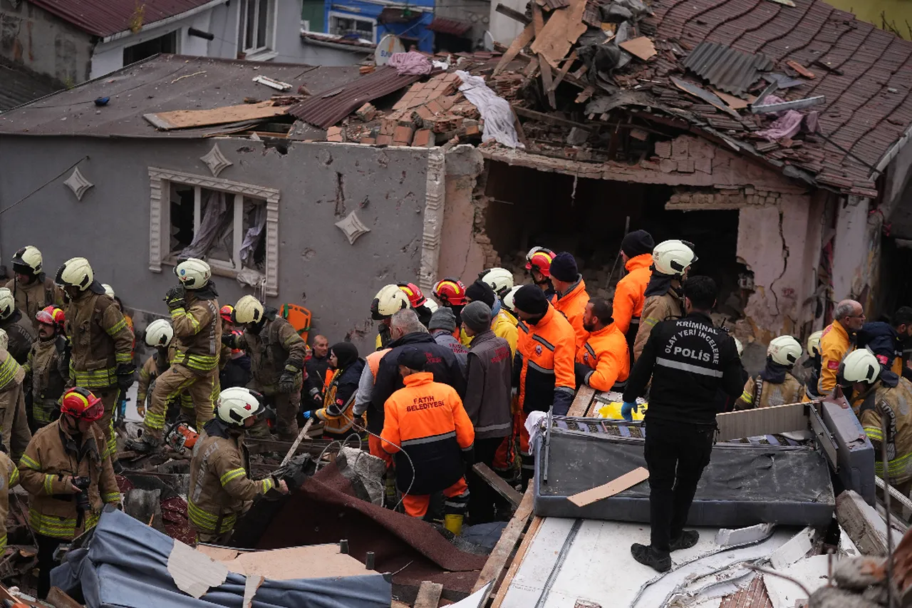 Valilikten açıklama geldi! İstanbul'da deprem mi oldu, Fatih'te bina neden çöktü? 