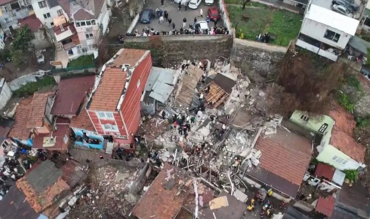 Valilikten açıklama geldi! İstanbulda deprem mi oldu, Fatihte bina neden çöktü?