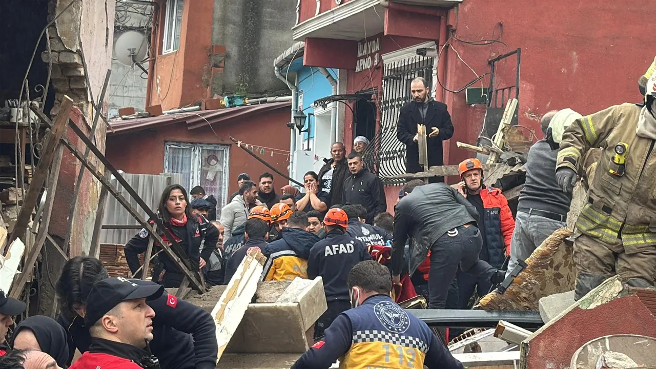 Valilikten açıklama geldi! İstanbulda deprem mi oldu, Fatihte bina neden çöktü?